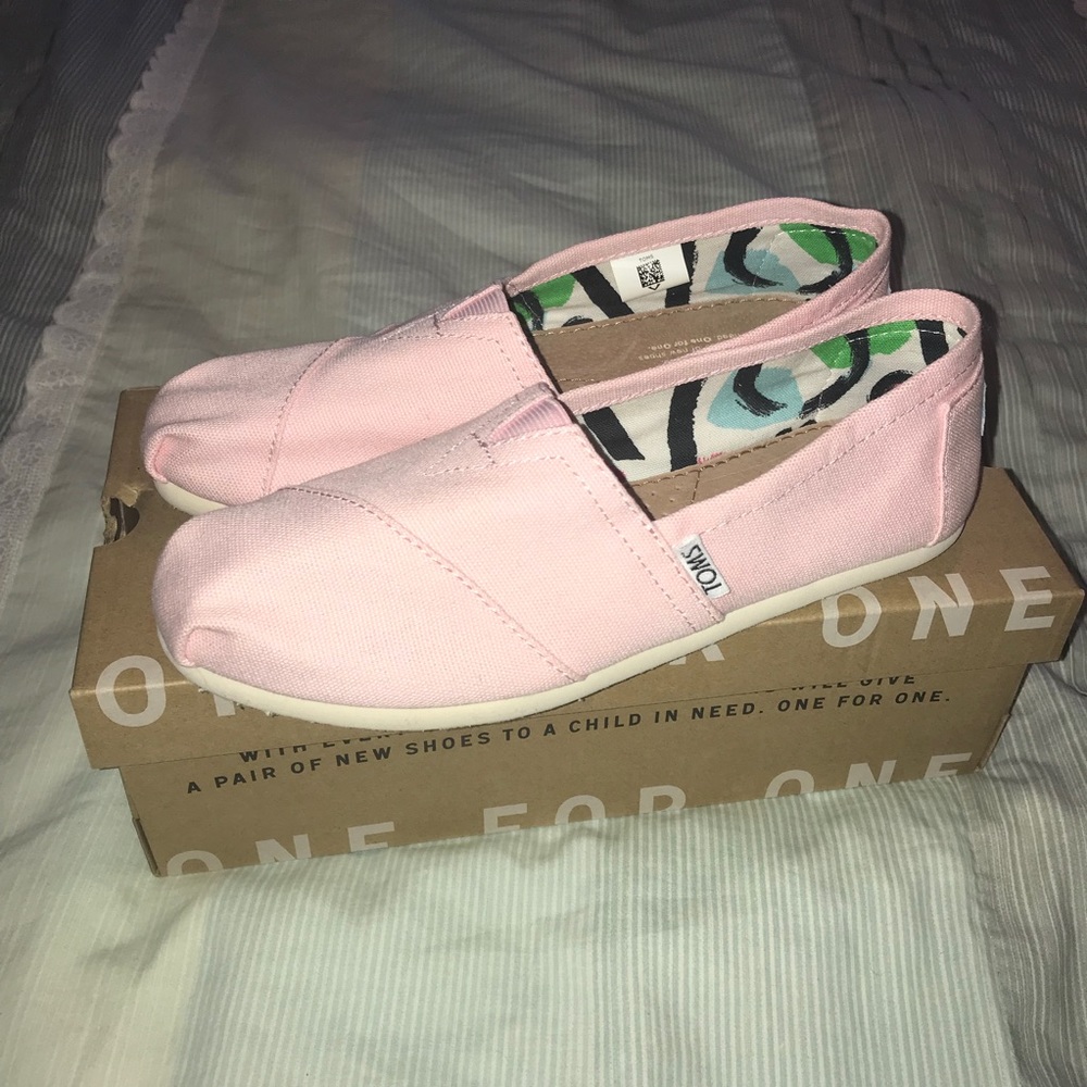 TOMS 7.5 Classic Pink Icing Canvas